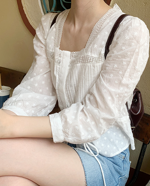 round lace blouse : white